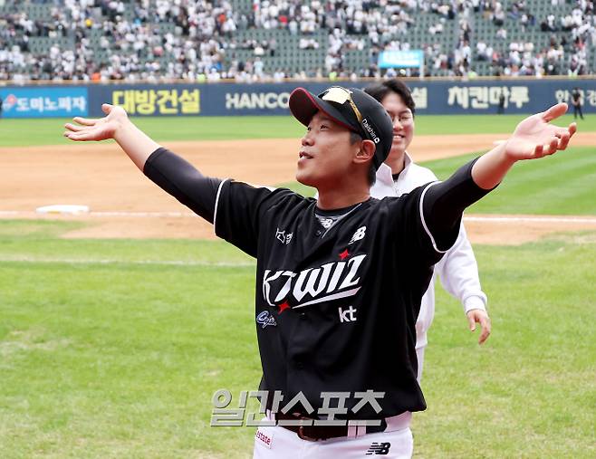 3일 서울 잠실야구장에서 열린 2024 프로야구 KBO 포스트시즌 두산 베어스와 kt 위즈의 와일드카드 결정(WC) 2차전 경기에서 KT가 두산에 1대 0 승리를 거두고 시리즈 전적 2대 0으로 준플레이오프에 진출했다. 경기 후 박경수 등 팬들에게 인사하고 있다. 잠실=김민규 기자 