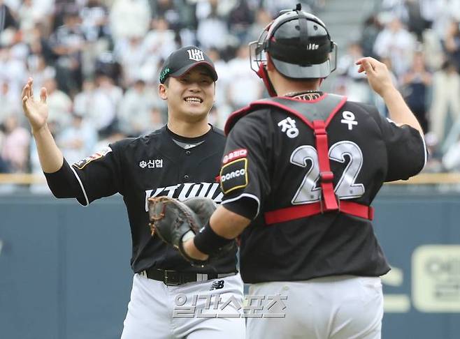 2024 프로야구 KBO 포스트시즌 두산베어스와 kt위즈의 와일드카드결정전(WC) 2차전 경기가 3일 오후 서울 잠실야구장에서 열렸다. 시리즈 2연승으로 사상 첫 업셋을 달성하며 준플레이오프에 진출을 확정한 KT 박영현이 포수 장성우와 기뻐하고 있다. 잠실=김민규 기자 mgkim1@edaily.co.kr /2024.10.03/