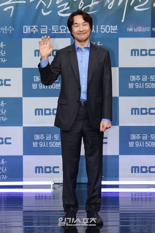 배우 한석규가 10일 오후 서울 마포구 상암MBC 골든마우스홀에서 열린 MBC 금토드라마 '이토록 친밀한 배신자' 제작발표회에 참석해 포즈를 취하고 있다. '이토록 친밀한 배신자'는 국내 최고의 프로파일러가 수사 중인 살인사건에 얽힌 딸의 비밀과 마주하고, 처절하게 무너져가며 심연 속의 진실을 쫓는 부녀 스릴러. 11일 밤 9시 40분 첫 방송. 서병수 기자 qudtn@edaily.co.kr /2024.10.10/