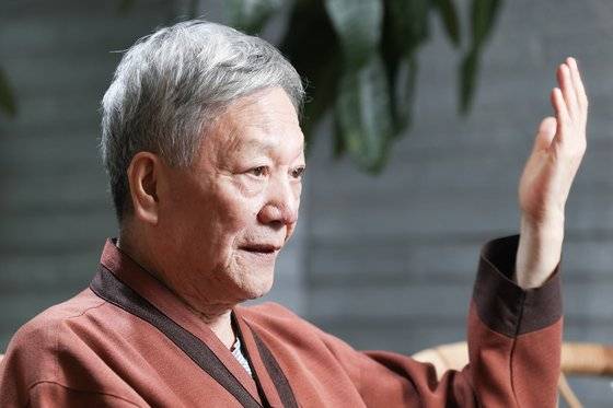 역사학자 김기협은 10년간 대학 교수를 지냈지만 이후 대학을 떠나 독립적으로 연구해 왔다. 문명과 문명이 교류하던 경계선인 제주와 중국 연변 등지에 거주하며 연구 작업을 펼쳤던 그는 “경계선 위의 작업에 불편한 점도 많지만, 연구 점수에 얽매이지 않는 게 가장 큰 장점이었다”고 말했다.