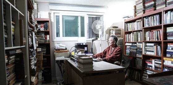 역사학자 김기협이 7일 자신의 서재에서 연구를 하고 있다. 최근에도 남양사(南洋史) 연재물을 쓰고 있는 그는 “70세가 되면서 이제 심각한 작업은 그만하기로 마음 먹었지만, 제가 공부해 온 문명교섭사 쪽 연구성과가 엄청나게 늘어나고 있어서 연구 작업을 더 이어가고 있다”고 말했다.