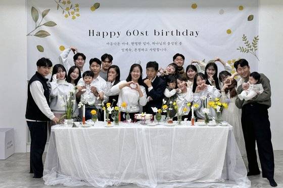 최근 엄계숙(가운데)씨의 생일에 남편 김석태씨와 13남매, 남매의 배우자와 손자들이 한 자리에 모였다. 5남8녀를 낳아 잘 길러낸 엄씨는 다양한 강연 활동 등을 통해 출산과 양육의 가치를 전파해온 공로를 인정받아 10일 제19회 임산부의날 국민훈장 석류장을 받았다. 엄계숙씨 제공