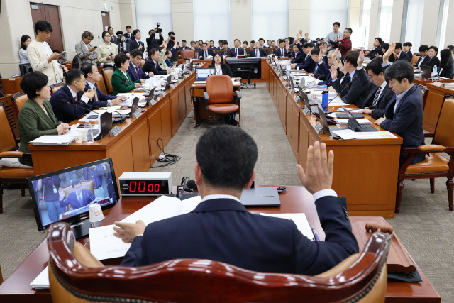 ▲ 10일 오전 서울 여의도 국회에서 열린 행정안전위원회의 전체회의에서 신정훈 위원장과 위원들이 김건희 여사의 공천개입 의혹과 관련해 증인으로 불출석한 명태균 씨와 김영선 전 국민의힘 의원에 대한 동행명령장 발부의 건에 대해 표결하고 있다. 연합뉴스