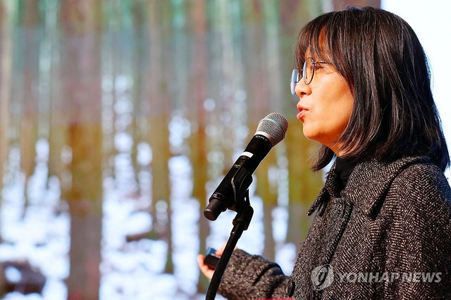 15일 오전 광주 서구 김대중컨벤션센터에서 열린 '제9회 세계 한글 작가대회'에서 한국인 최초로 맨부커상에 이어 프랑스 메디치 외국 문학상을 받은 한강 작가가 강연하고 있다. 2023.11.15 연합뉴스