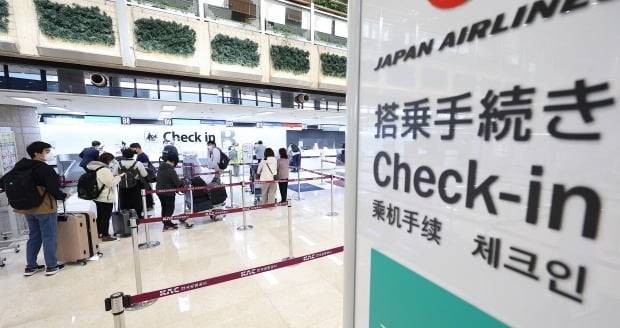 서울 강서구 김포국제공항 국제선 카운터에서 탑승객들이 김포~하네다 항공편 탑승수속을 기다리고 있다. 사진=연합뉴스