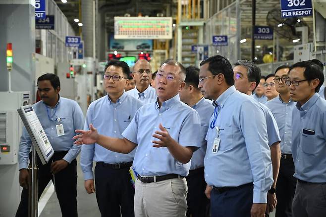 Hyundai Motor Group Executive Chair Chung Euisun visits Hyundai and Kia's R&D center in Hyderabad during his two-day visit to India in August last year. (Hyundai Motor Group)