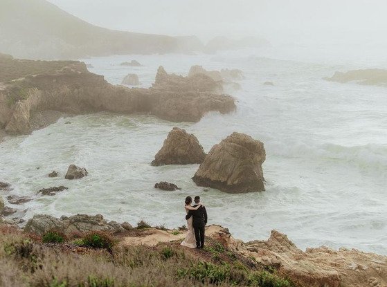 SK Chairman Chey Tae-won's second daughter, Chey Min-jeong, and her fiance are pictured in a photo taken by a wedding photo agency. [SCREEN CAPTURE]