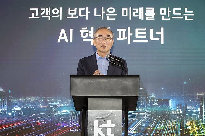 KT CEO Kim Young-shub speaks at a press event to explain the company's five-year partnership with Microsoft in central Seoul on Thursday. [KT]