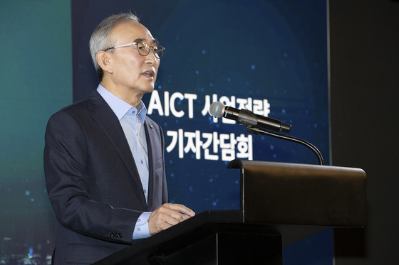 KT CEO Kim Young-shub speaks at a press event to explain the company's five-year partnership with Microsoft in central Seoul on Thursday. [KT]