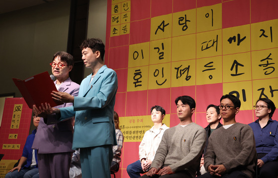 Filmmaker Kim Jho Gwang-soo, far left, and his partner Kim Sung-hwan speak at a press conference about legalizing same-sex marriage at Yeongdeungpo District, western Seoul. Eleven same-sex couples will file for a constitutional review of the current law that bars same-sex marriage against the Seoul Family Court, four district courts in Seoul and the Bucheon branch of the Incheon District Court. The plaintiffs intend to bring the case directly to the Constitutional Court if the lower courts reject their request. The new suit marks the second of its kind demanding legalization of same-sex marriage in Korea. The couple previously filed an appeal when their report of marriage was dismissed in 2014, but the district and appeals court rejected it at the time. [YONHAP]