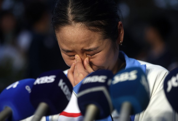 9일 경남 밀양시 밀양배드민턴경기장에서 열린 ‘제105회 전국체육대회’에서 안세영이 취재진과 인터뷰하며 눈물을 흘리고 있다. 연합뉴스 