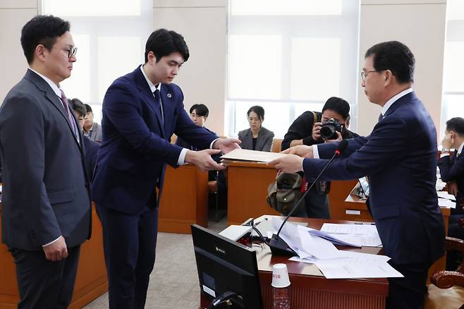 10일 오전 서울 여의도 국회에서 열린 행정안전위원회의 전체회의에서 신정훈 위원장이 명태균 씨와 김영선 전 국민의힘 의원에 대한 동행명령장을 경위에게 전달하고 있다. 연합뉴스 