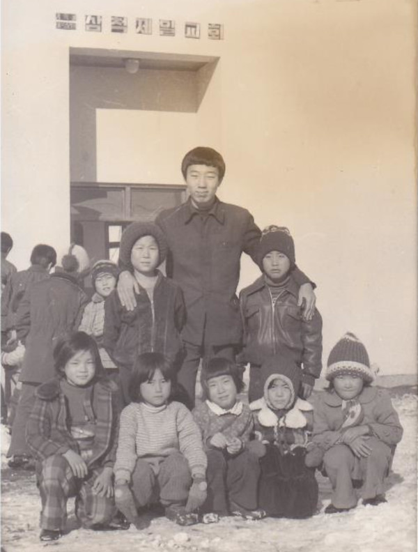 김진수 긱섬 대표가 삼척제일교회 교회학교 학생들과 함께 사진을 찍었다. 김 대표 제공