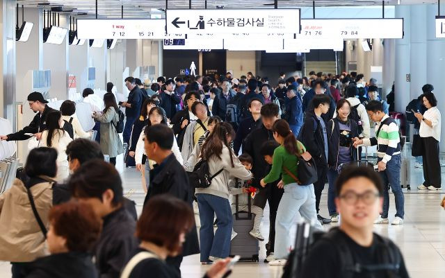 징검다리 연휴였던 지난 3일 서울 강서구 김포국제공항 국내선 출국장이 여행객들로 붐비고 있다. 뉴시스