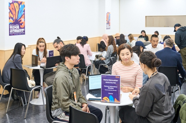 지난 5일 부산문화회관에서 예술가들과 국내외 기획자들이 만나 작품에 대해 이야기를 나누는 비즈니스 미팅을 진행하고 있다.                     부산문화재단