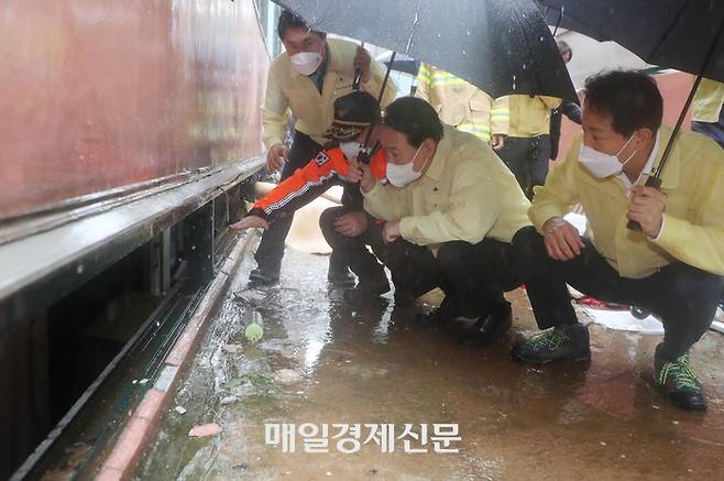 윤석열 대통령이 2022년 8월 9일 침수피해 사망사고가 발생한 서울 신림동 빌라를 찾아 현장에 대한 설명을 듣고 있다. 오른쪽은 오세훈 서울시장 [이승환 기자]