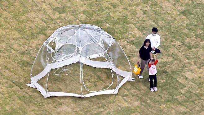 서울시청 광장에 세워진 투명한 텐트가 눈길을 끕니다. 텐트에 앉아 청명한 하늘을 바라보면 기분이 좋아질 것 같은 가을날입니다. 아이의 발걸음도 가벼워 보입니다.  김호영 기자