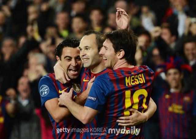 이니에스타의 은퇴식이 지난 8일 스페인 바르셀로나에서 진행됐다. 이니에스타의 은퇴식에는 바르셀로나 선수단이 함께해 의미를 더했다. 이니에스타는 "이런 날이 올 줄은 상상하지 못했다. 지난 며칠 동안 흘린 눈물은 슬픔이 아닌 감격과 자부심의 눈물"이라며 소감을 전했다./게티이미지코리아