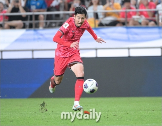 손흥민이 5일 서울 마포구 성산동 서울월드컵경기장에서 열린 2026 국제축구연맹(FIFA) 북중미 월드컵(미국-캐나다-멕시코) 아시아 지역 3차 예선 1차전 팔레스타인-한국 경기에 드리블을 하고 있다./상암 = 한혁승 기자