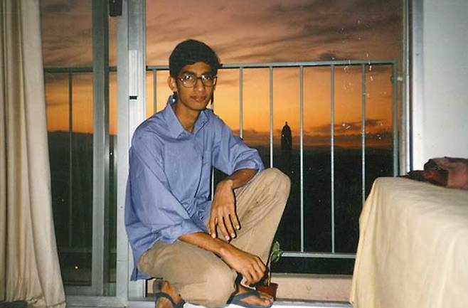 순다르 피차이 구글 겸 알파벳 최고경영자(CEO)가 지난 1994년 미국 스탠퍼드 대학교 재학 당시 기숙사에서 찍은 모습. [인터넷 캡처]