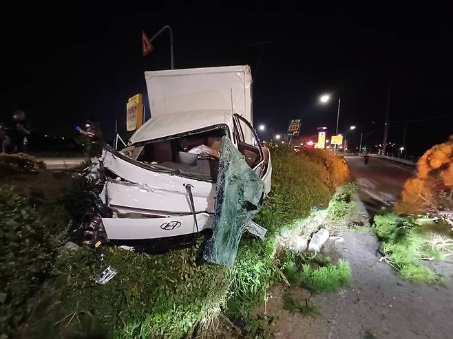 [서산=뉴시스] 지난 9일 오후 9시8분께 충남 서산시 잠홍동의 한 도로에서 1t 탑차가 가로등을 들이받은 후 멈춰섰다. (사진=서산소방서 제공) *재판매 및 DB 금지