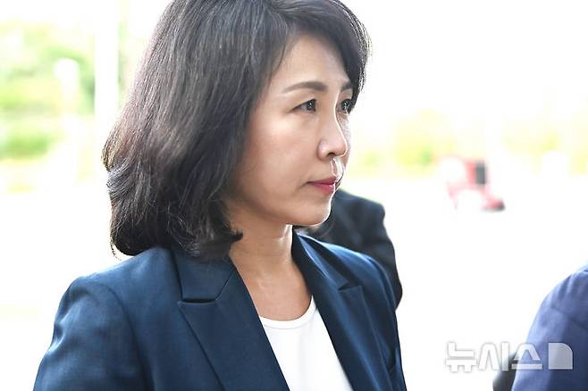 [수원=뉴시스] 김종택 기자 = 공직선거법 위반 혐의로 기소된 이재명 더불어민주당 대표의 배우자인 김혜경씨가 10일 경기도 수원시 영통구 수원지방법원에서 열린 공판에 출석하고 있다. 2024.10.10. jtk@newsis.com