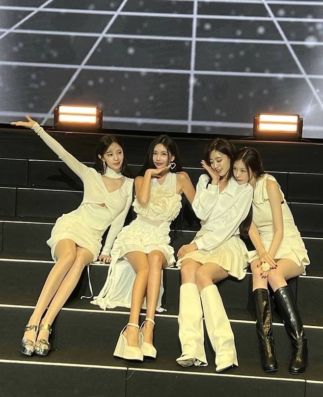 [서울=뉴시스] 그룹 '티아라' 큐리가 지난 7일 마카오에서 열린 '티아라 15주년 팬미팅'에서 지연, 함은정, 효민 등 티아라 다른 멤버들과 찍은 사진을 공개했다. (사진=큐리 인스타그램 캡처) 2024.10.10. photo@newsis.com *재판매 및 DB 금지