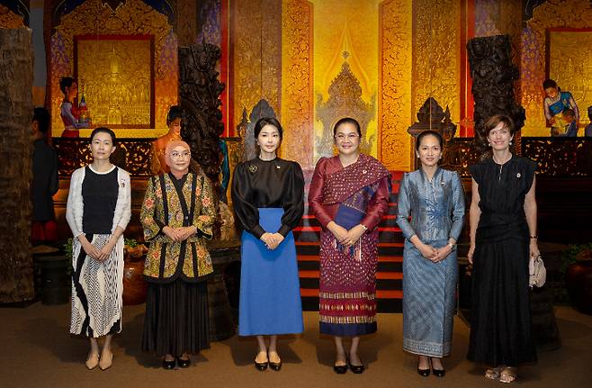 김건희 여사가 10일(현지시간) 라오스 비엔티안의 라오 예술 박물관에서 열린 아세안(ASEAN·동남아시아국가연합) 정상회의 배우자 공식 프로그램에 참석해 각국 정상 배우자들과 아세안 목각화 앞에서 기념촬영을 하고 있다. 왼쪽부터 싱가포르 총리 부인 루즈 루이 여사, 인도네시아 부통령 부인 우리 에스투한다야니, 김 여사, 라오스 총리 부인 완다라 시판돈 여사, 캄보디아 총리 부인 뺏 짠모니 여사, EU 상임의장 부인 아멜리에 데흐부드 헝히엔 여사. 연합뉴스