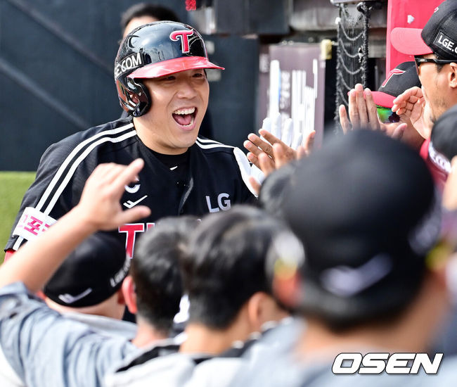 [OSEN=수원, 민경훈 기자] 9일 수원KT위즈파크에서 2024 신한 SOL뱅크 KBO 포스트시즌 준플레이오프 4차전 KT 위즈와 LG 트윈스의 경기가 진행됐다.이날 KT는 쿠에바스를, LG는 엔스를 선발 투수로 내세웠다.2회초 2사 LG 김현수가 우중월 선취 솔로 홈런을 때린 후 덕아웃에서 기뻐하고 있다. 2024.10.09 /  rumi@osen.co.kr