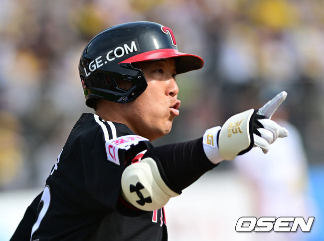 [OSEN=수원, 김성락 기자] 9일 수원KT위즈파크에서 2024 신한 SOL뱅크 KBO 포스트시즌 준플레이오프 4차전 KT 위즈와 LG 트윈스의 경기가 열렸다. 이날 KT는 엔스를, LG는 쿠에바스를 선발 투수로 내세웠다.2회초 2사 LG 김현수가 선취 솔로 홈런을 날린 뒤 세리머니를 하고 있다. ksl0919@osen.co.kr