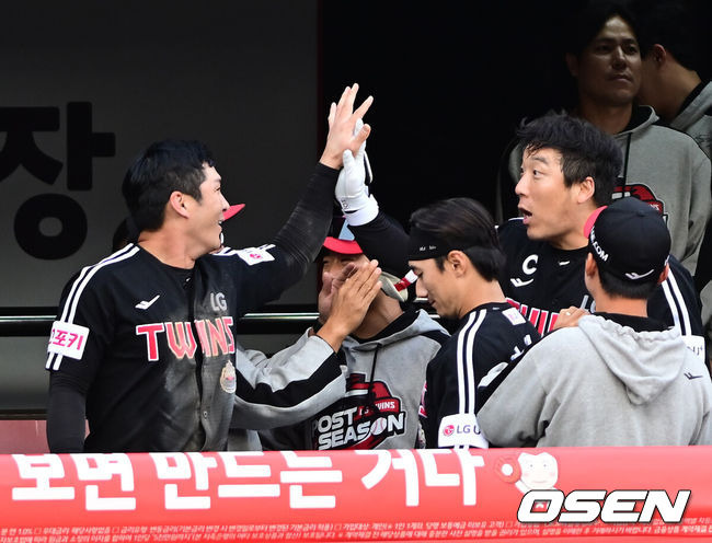 [OSEN=수원, 김성락 기자] 9일 수원KT위즈파크에서 2024 신한 SOL뱅크 KBO 포스트시즌 준플레이오프 4차전 KT 위즈와 LG 트윈스의 경기가 열렸다. 이날 KT는 엔스를, LG는 쿠에바스를 선발 투수로 내세웠다.8회초 1사 2루 LG 김현수가 동점 1타점 적시타를 날린 뒤 대주자 김대원과 교체, 더그아웃에서 오지환과 기쁨을 나누고 있다. ksl0919@osen.co.kr