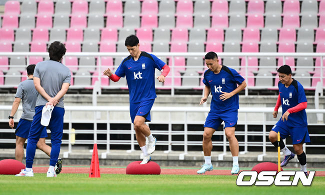 [OSEN=지형준 기자] 홍명보 감독이 이끄는 한국 축구대표팀이 2일 오후 고양종합운동장에서 2026 국제축구연맹(FIFA) 북중미 월드컵 3차 예선을 앞두고 훈련을 가졌다.한국은 9월 5일 오후 8시 서울월드컵경기장에서 팔레스타인과 1차전을 치른다. 이후 10일 오후 11시 오만 무스카트의 술탄 카부스 스포츠 콤플렉스에서 오만과 2차전 원정 경기를 펼친다. 박용우, 정승현, 주민규가 홍명보 감독이 지켜보는 가운데 훈련을 하고 있다. 2024.09.02 / jpnews@osen.co.kr