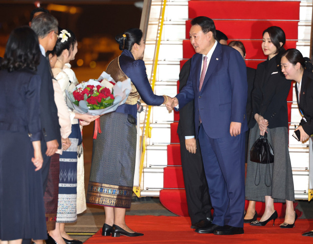 ▲아세안 정상회의에 참석하는 윤석열 대통령과 김건희 여사가 9일(현지시간) 라오스 비엔티안 왓타이 국제공항에 도착하고 있다. ⓒ연합뉴스