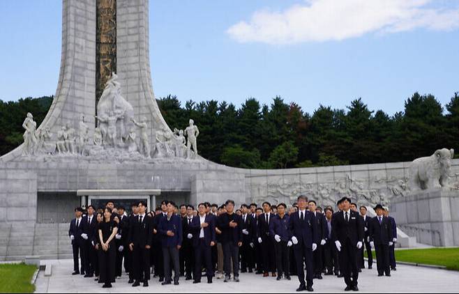 고 최순달 박사 10주기 추모식에서 현충탑을 참배하고 있는 카이스트 관계자들. 카이스트 제공