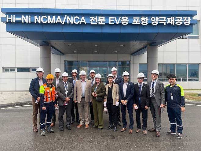 캐나다 퀘벡주 에너지전환 대표단은 지난 8일 포스코퓨처엠 포항 양극재 공장을 찾은 뒤 기념촬영을 하고 있다. (앞줄 왼쪽 첫번째부터 신양수 포스코퓨처엠 포항양극소재실 그룹장, 미셸 앙제르 샤위니간시장, 장 라마르슈 트루아리비에르 시장, 루시 알라흐 베껑꾸흐 시장). 포스코퓨처엠 제공&nbsp;