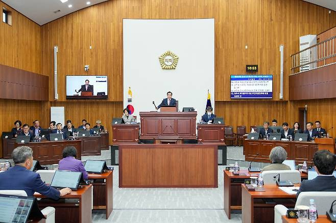 경주시의회 임활 부의장이 임시회 본회의를 주재하고 있다. 경주시의회 제공