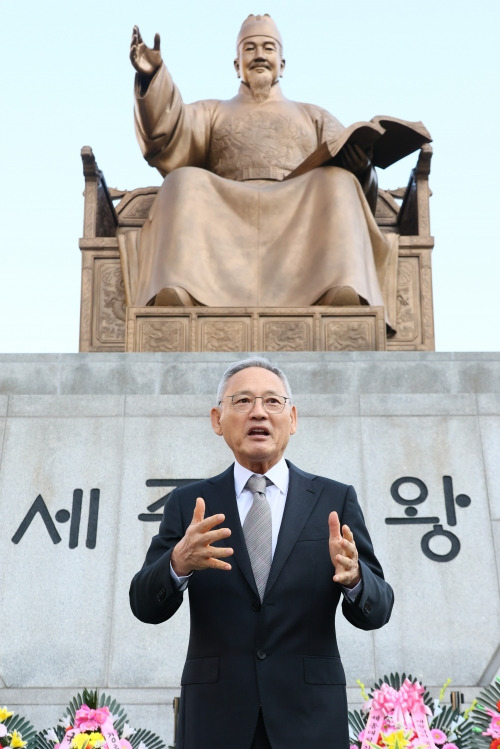 유인촌 문화체육관광부 장관이 제578돌 한글날인 9일 서울 세종대로 광화문광장 세종대왕 동상에서 열린 세종대왕 꽃 바치기 행사에서 인사말을 하고 있다. 문화체육관광부 제공