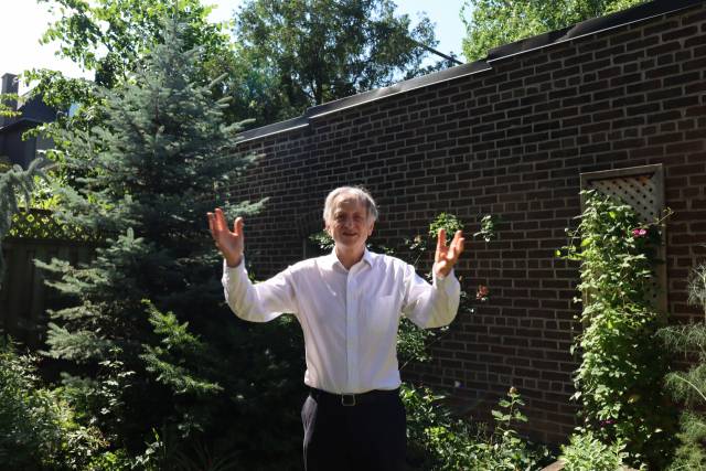 ‘인공지능의 대부(Godfather of AI)’로 불리는 제프리 힌턴 토론토대 명예교수가 지난 2022년 7월 캐나다 토론토의 자택에서 진행된 서울경제신문과의 인터뷰에서 한때 혹한기를 보내면 AI의 달라진 위상을 설명하며 팔을 크게 벌리고 있다. /토론토=정혜진기자