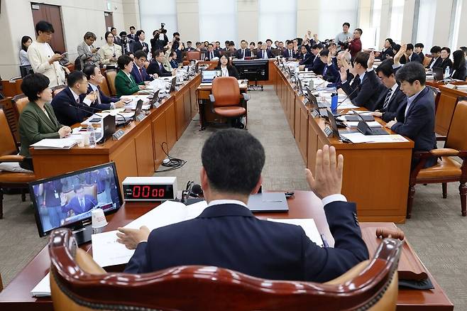 10일 오전 서울 여의도 국회에서 열린 행정안전위원회의 전체회의에서 신정훈 위원장과 위원들이 김건희 여사의 공천개입 의혹과 관련해 증인으로 불출석한 명태균씨와 김영선 전 국민의힘 의원에 대한 동행명령장 발부의 건에 대해 표결하고 있다. ⓒ연합뉴스