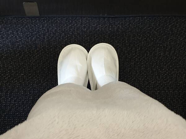 무릎 담요와 일회용 슬리퍼를 챙겨가는 게 도움이 된다 / 손고은 기자