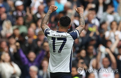 유럽 축구 이적시장 전문가 파브리치오 로마노 기자에 따르면 토트넘 홋스퍼 부주장이자 핵심 수비수 크리스티안 로메로 계약서엔 바이아웃 조항이 없다. 최근 몇몇 아르헨티나 매체들은 레알 마드리드의 관심을 받고 있는 로메로에게 6500만 유로(약 960억원) 상당의 바이아웃 조항이 있다고 주장해 눈길을 끌었다. 연합뉴스