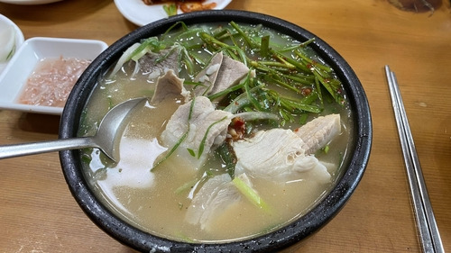 김해에서 맛보는 돼지국밥  (김해=연합뉴스) 최병길 기자 = 김해시 어방동에 있는 한 돼지국밥. 2024.10.10 
choi21@yna.co.kr