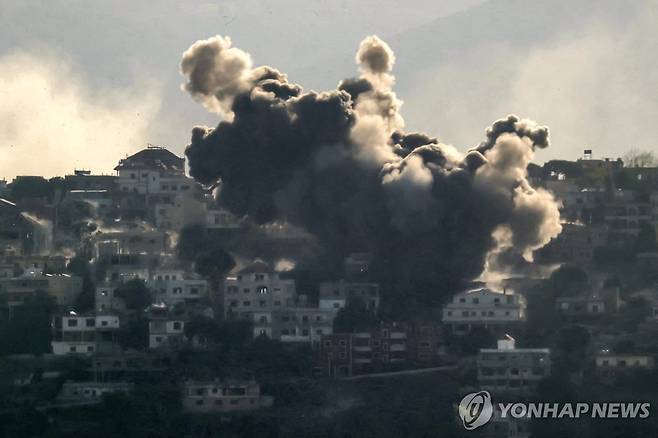 이스라엘군의 공습을 받은 레바논 남부 마을에서 폭연이 치솟는 모습 [AFP 연합뉴스 자료사진. 재판매 및 DB 금지]