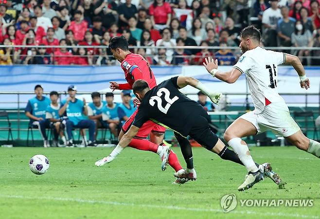 손흥민, 돌파 (서울=연합뉴스) 서대연 기자 = 5일 오후 서울월드컵경기장에서 열린 2026 FIFA 북중미 월드컵 3차 예선 대한민국 대 팔레스타인의 경기. 손흥민이 돌파하고 있다. 2024.9.5 dwise@yna.co.kr