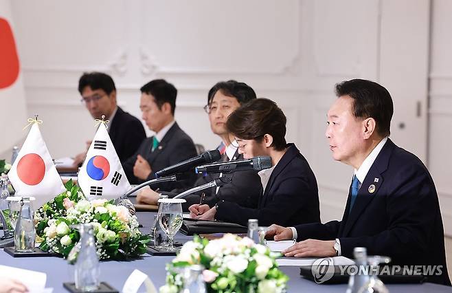 윤석열 대통령, 한일 정상회담 발언 (비엔티안=연합뉴스) 홍해인 기자 = 윤석열 대통령이 10일(현지시간) 라오스 비엔티안의 한 호텔에서 이시바 시게루 신임 일본 총리와 한일 정상회담을 하고 있다. 2024.10.10 hihong@yna.co.kr