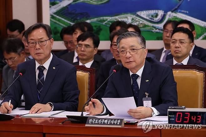 답변하는 이한준 LH 사장 (서울=연합뉴스) 김주성 기자 = 이한준 한국토지주택공사(LH) 사장이 10일 오전 서울 여의도 국회에서 열린 국토교통위원회의 국정감사에서 위원 질의에 답하고 있다. 2024.10.10 utzza@yna.co.kr