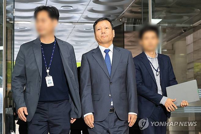 '미정산 사태' 구영배 큐텐 대표 영장실질심사 출석 (서울=연합뉴스) 신현우 기자 = 티몬·위메프 대규모 미정산 사태와 관련해 구영배 큐텐 그룹 대표가 10일 오전 서울 서초구 서울중앙지방법원에서 열린 구속 전 피의자 심문(영장실질심사)에 출석하고 있다.
    구 대표와 류광진 티몬 대표, 류화현 위메프 대표는 정산대금 지급 불능 상황을 인식했음에도 판매자들을 속여 돌려막기식 영업을 지속해 1조5천950억원 상당의 물품 판매 대금 등을 가로챈 혐의 등을 받는다. 2024.10.10 nowwego@yna.co.kr