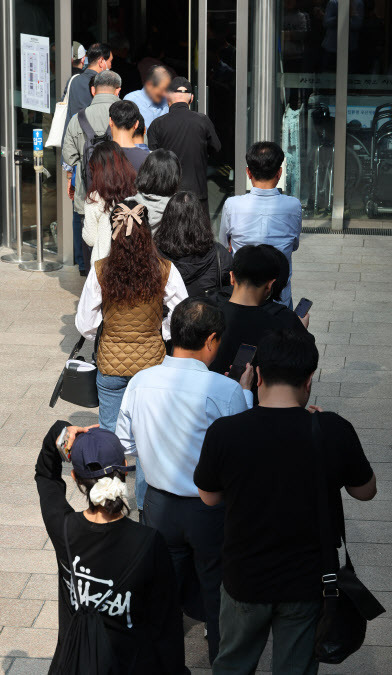 11일 오전 서울 종로구 교보문고 광화문점에서 시민들이 노벨 문학상을 수상한 소설가 한강의 책을 줄서서 구매하고 있다(사진=연합뉴스).