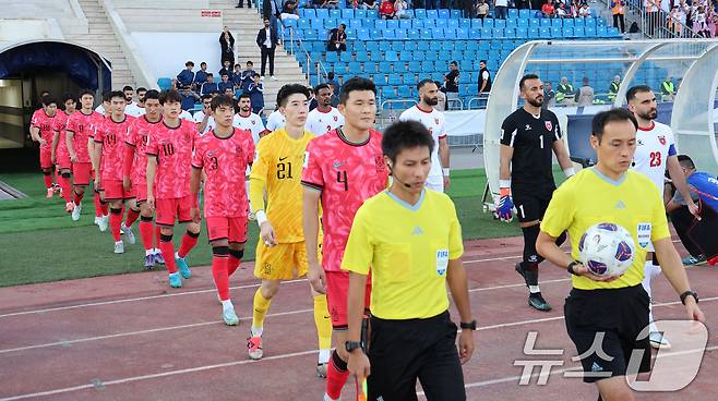 10일(현지시간) 요르단 암만 국제경기장에서 열린 2026 국제축구연맹(FIFA) 북중미 월드컵 아시아 3차 예선 B조 3차전 대한민국과 요르단의 경기, 대한민국 선수단이 그라운드에 입장하고 있다. 2024.10.11/뉴스1 ⓒ News1 김도우 기자