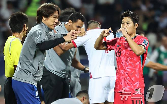 홍명보 대한민국 축구대표팀 감독이 10일(현지시간) 요르단 암만 국제경기장에서 열린 2026 국제축구연맹(FIFA) 북중미 월드컵 아시아 3차 예선 B조 3차전 대한민국과 요르단의 경기에서 이강인에게 작전을 지시하고 있다. 2024.10.10/뉴스1 ⓒ News1 김도우 기자